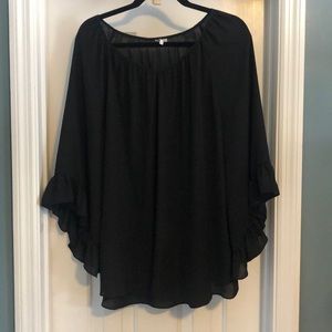 Flowy sleeved black blouse